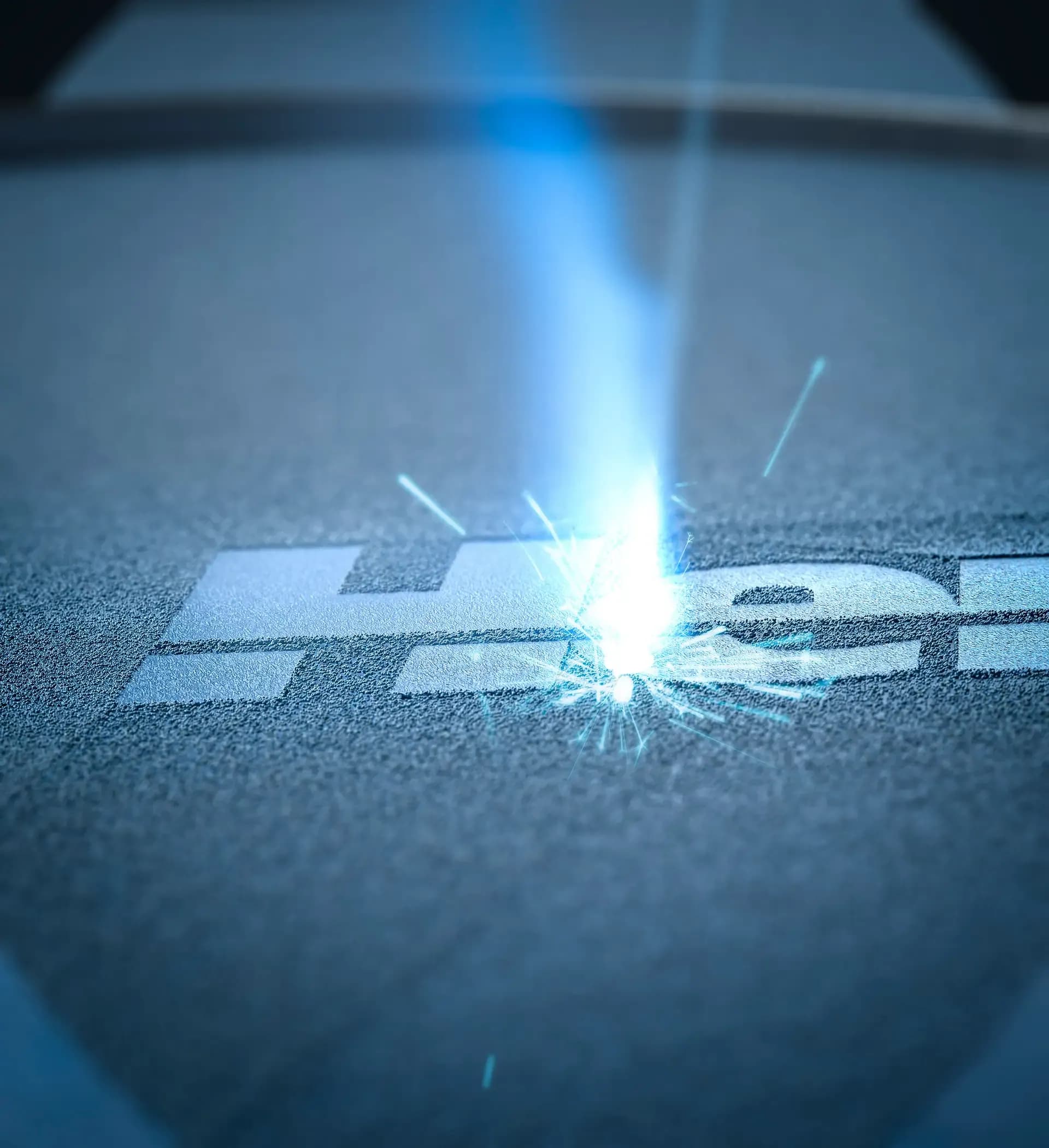 Laser beim Aufschmelzen von Metallpulver in einer 3D-Druckanlage