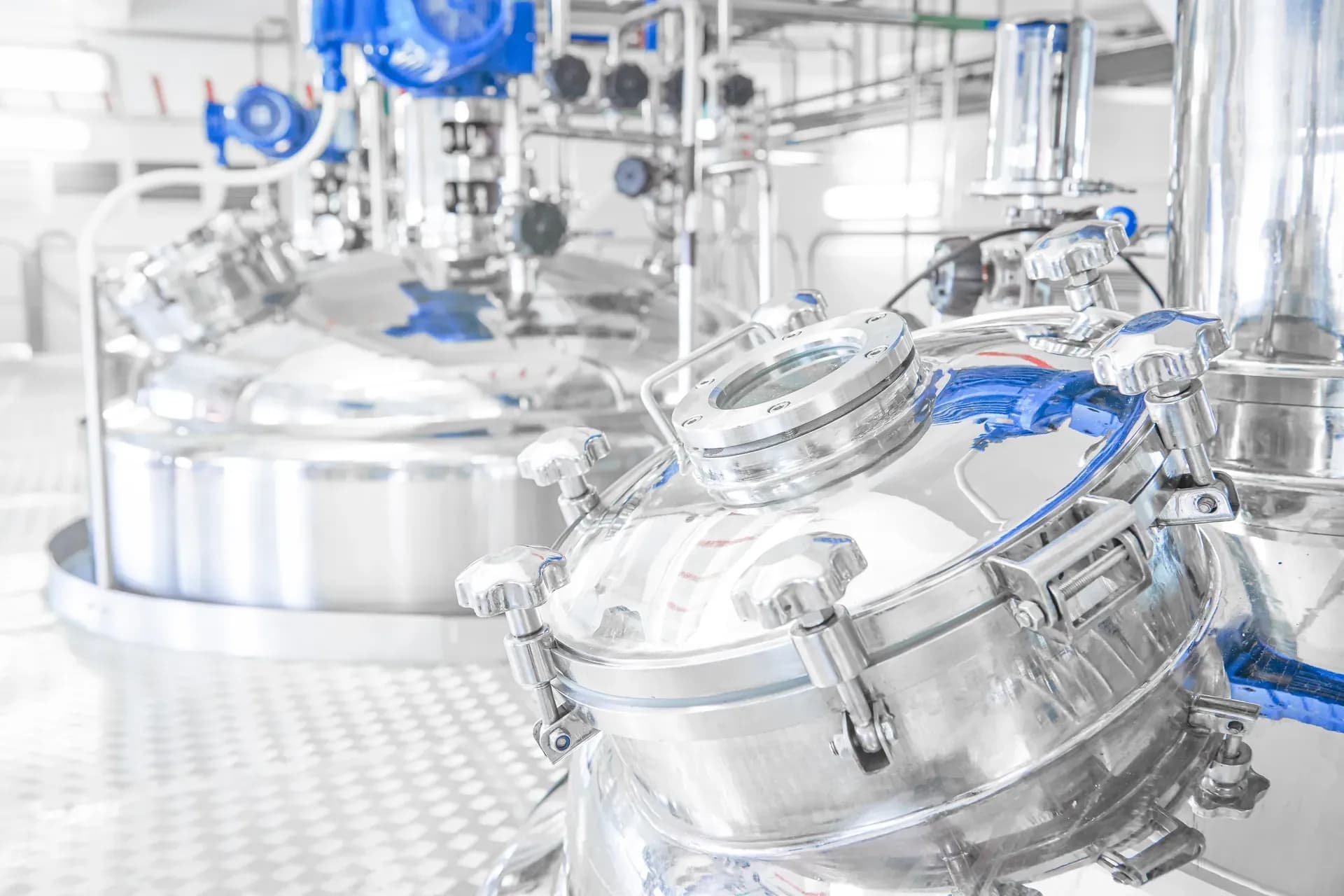 Edelstahlbehälter und Armaturen in einer chemischen Produktion