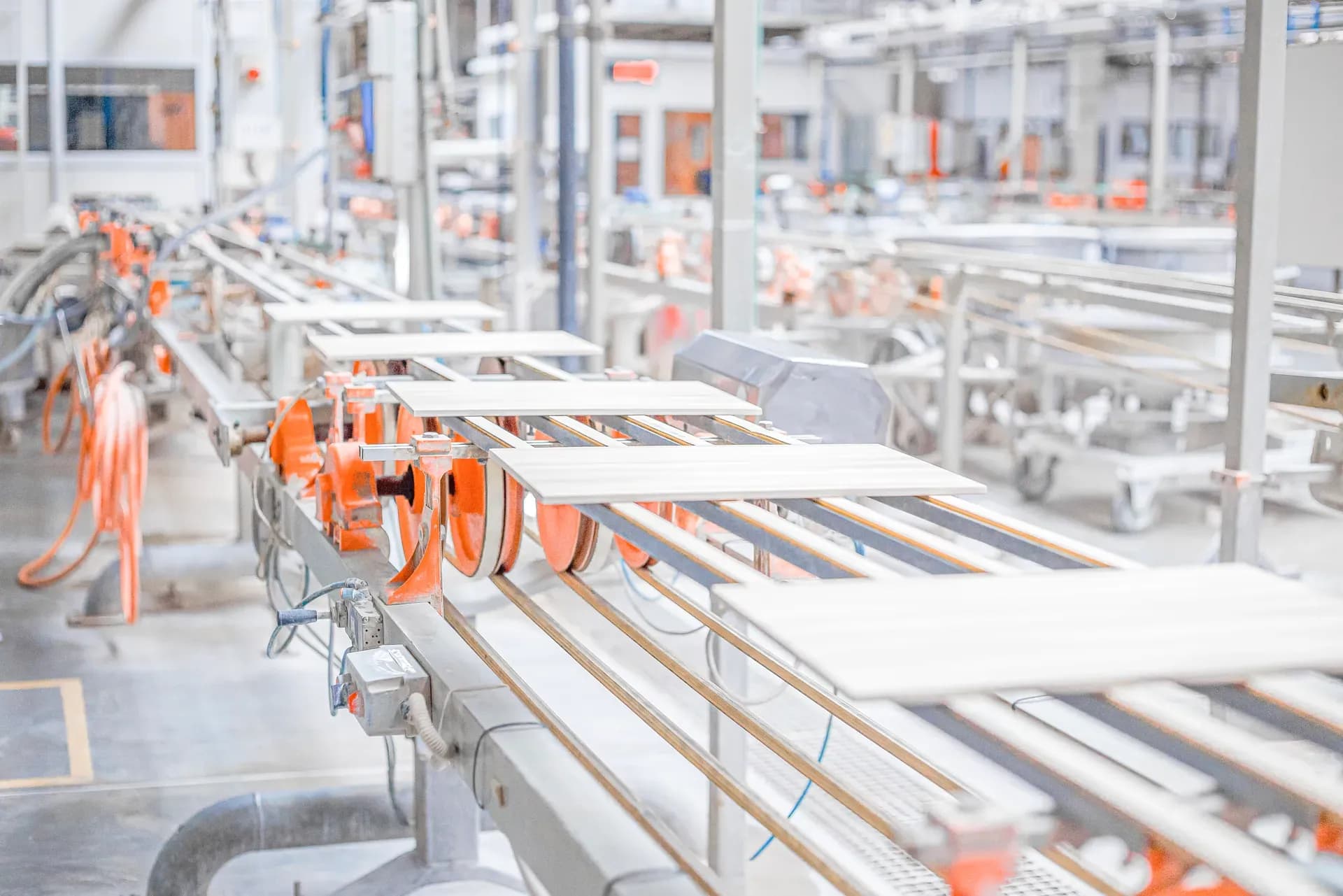 Fertigungslinie in einer keramischen Produktion