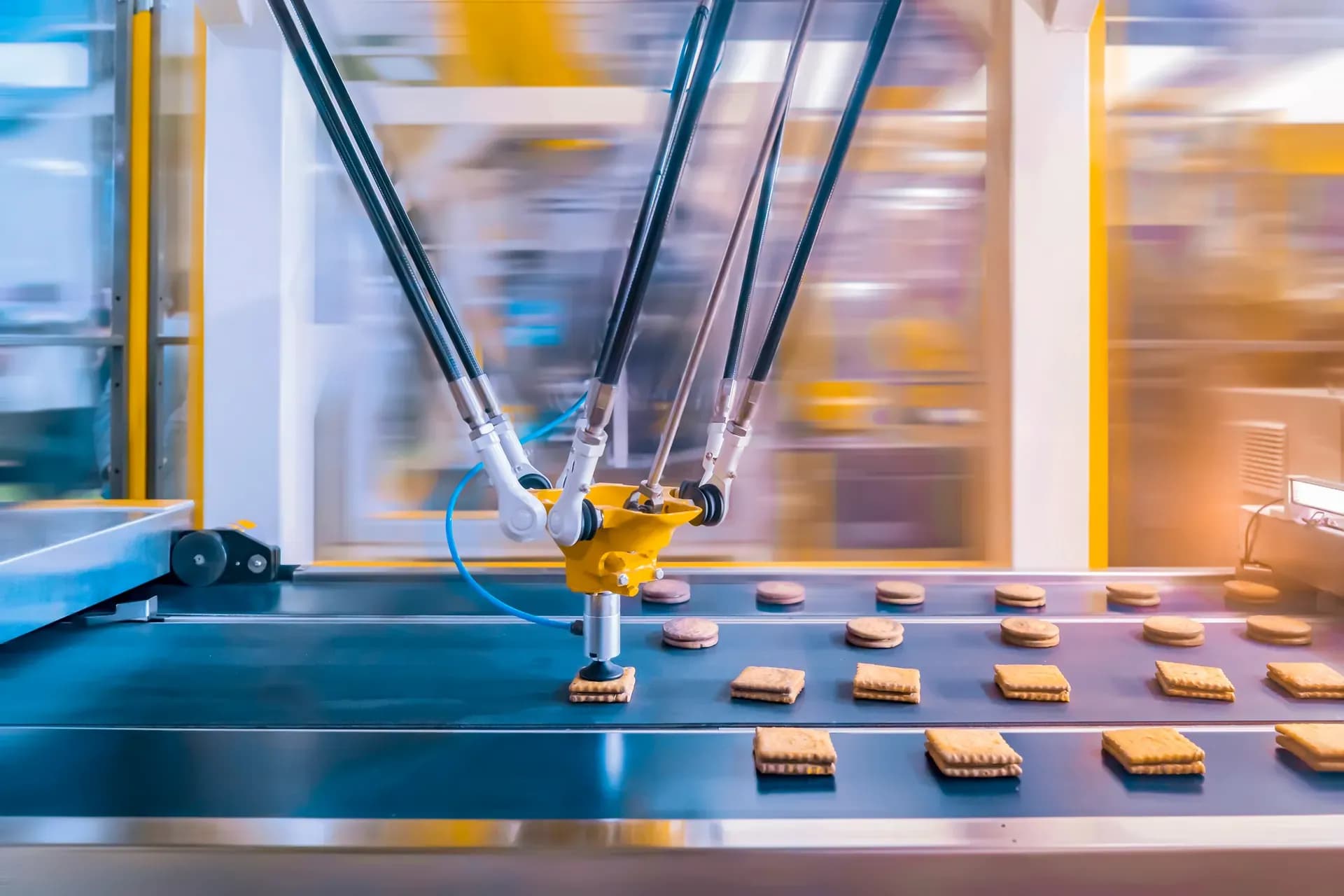 Deltaroboter beim Verpacken von Gebäck auf einer Produktionslinie