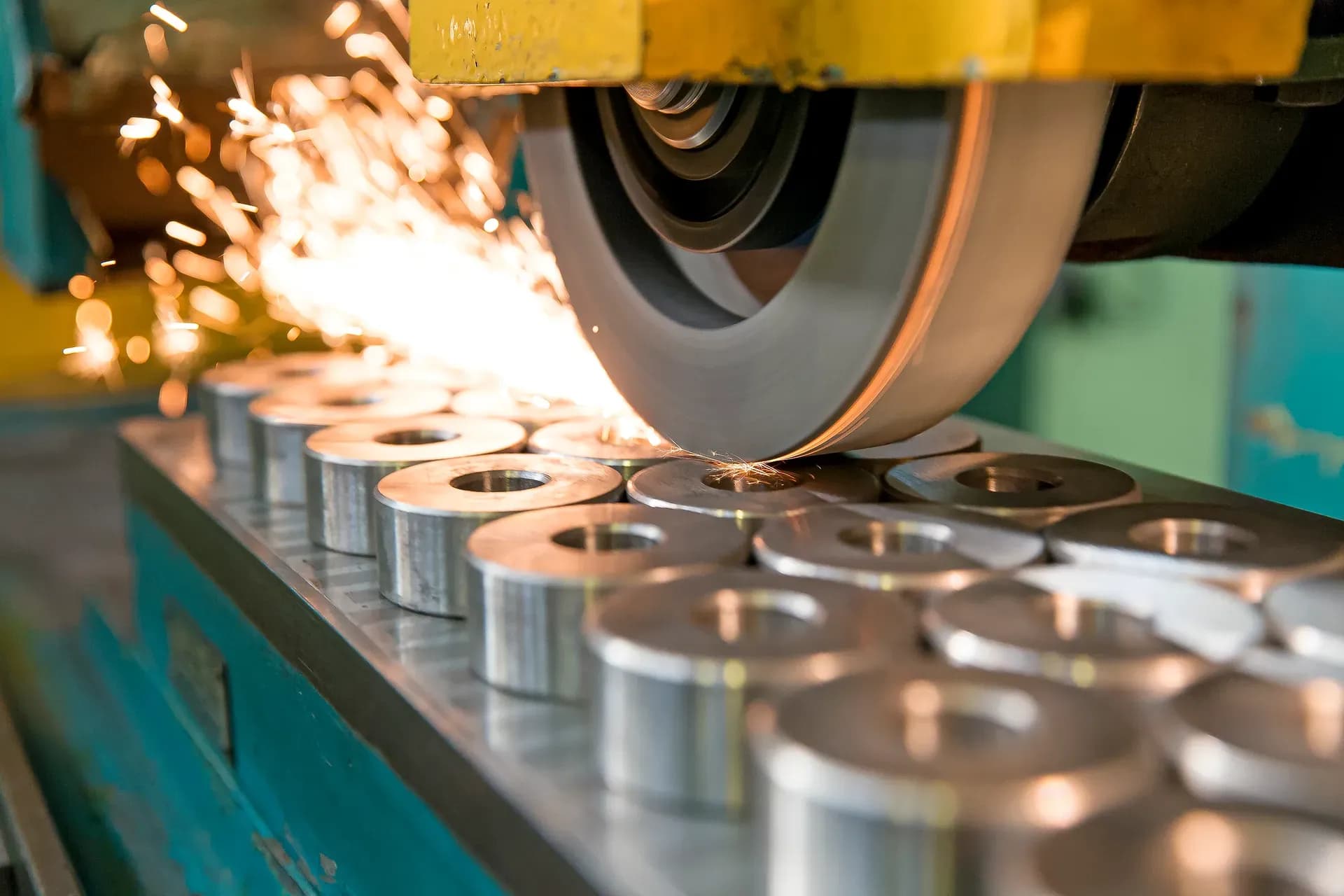 Schleifbearbeitung von Metallteilen mit starkem Funkenflug